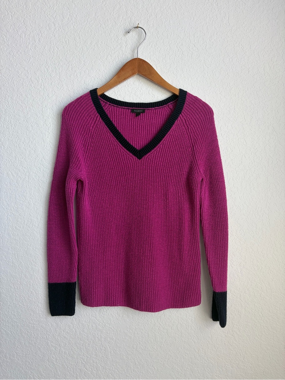Talbots S Women’s V-Neck Ribbed Sweater in Fuchsia with Navy Blue Trim